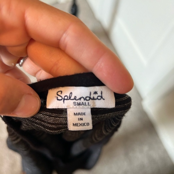 Soft and comfy grey and black vneck tshirt - Picture 3 of 3